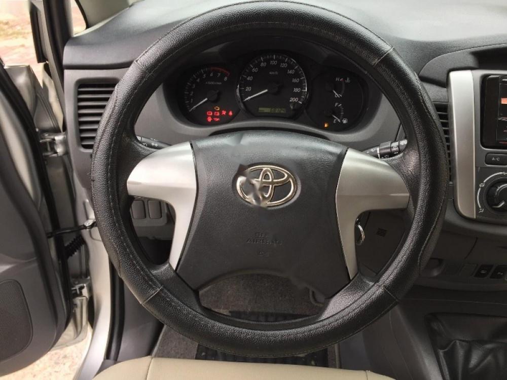 Toyota Innova 2.0E 2013 - Bán Toyota Innova 2.0E đời 2013, màu bạc