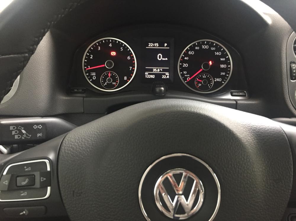 Volkswagen Tiguan 2.0 turbo 2016 - Bán xe lướt công ty, Volkswagen Tiguan đời 2016 màu trắng, giá 1 tỷ 200 triệu, xe nhập