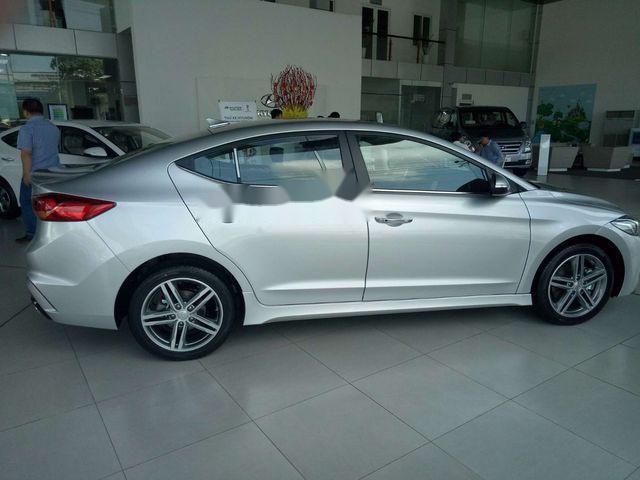 Hyundai Elantra  Sport 1.6 Turbo 2018 - Bán Hyundai Elantra Sport 1.6 Turbo năm 2018, màu bạc, giá tốt