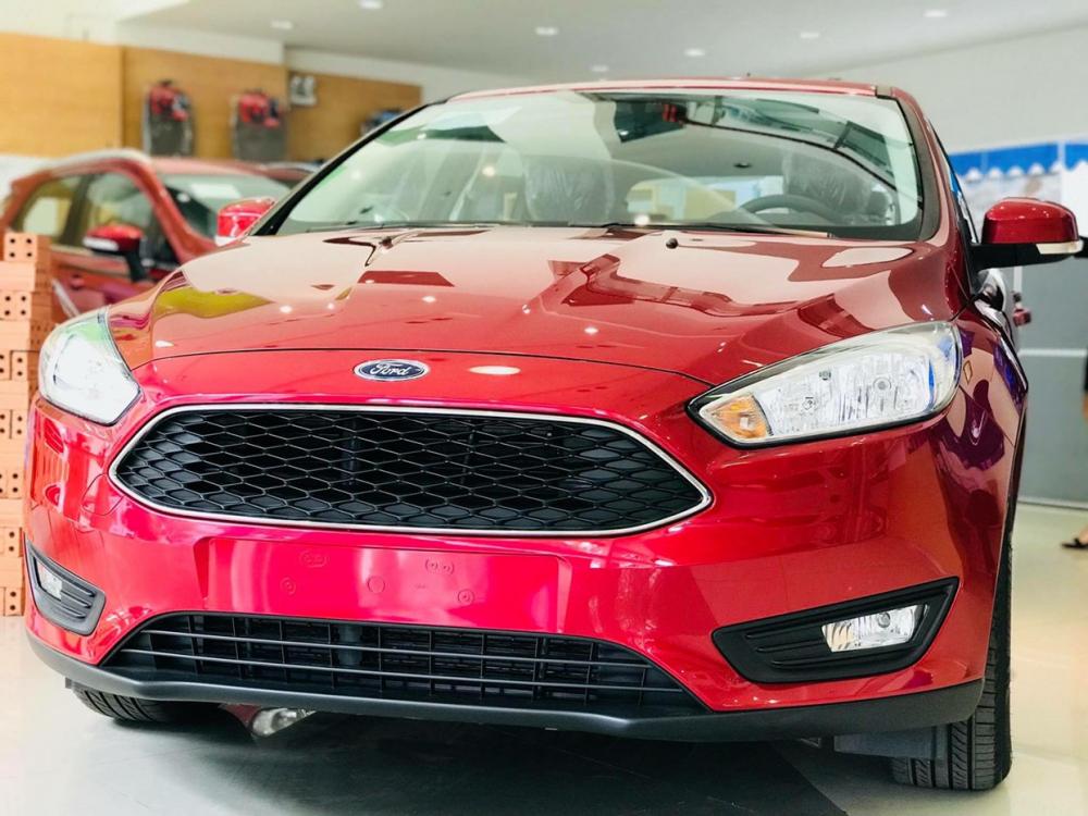 Ford Focus 1.5 2018 - Bán Ford Focus 2018, màu đỏ, giá 580tr, BHVC, Phim, Ghế da,... Vay được 90% giá trị xe