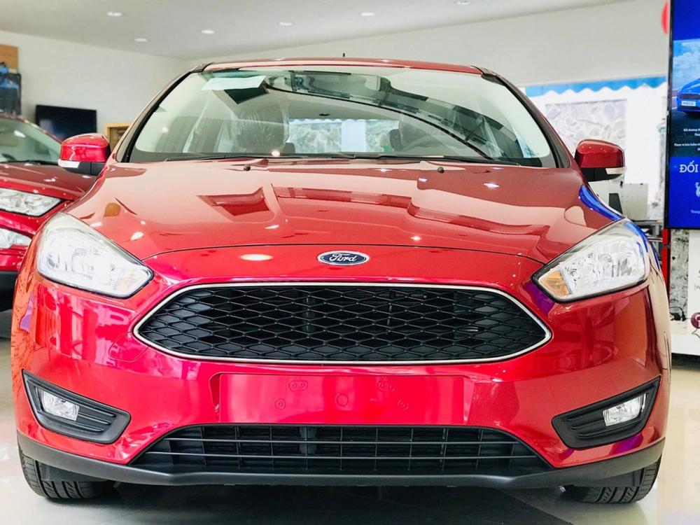 Ford Focus 1.5 2018 - Bán Ford Focus 2018, màu đỏ, giá 580tr, BHVC, Phim, Ghế da,... Vay được 90% giá trị xe