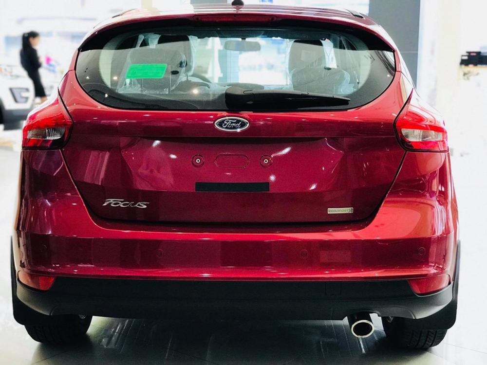 Ford Focus 1.5 2018 - Bán Ford Focus 2018, màu đỏ, giá 580tr, BHVC, Phim, Ghế da,... Vay được 90% giá trị xe