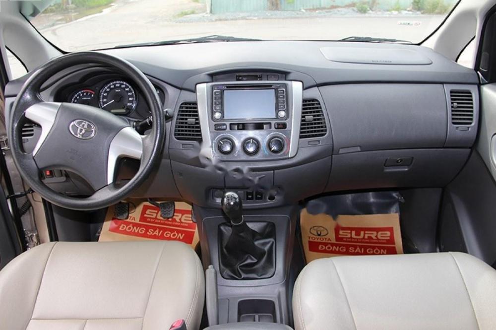 Toyota Innova 2.0E 2013 - Cần bán gấp Toyota Innova 2.0E đời 2013, màu nâu, giá tốt