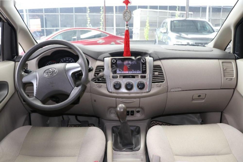 Toyota Innova 2.0E 2014 - Cần bán lại xe Toyota Innova E 2.0MT sản xuất 2014, màu vàng