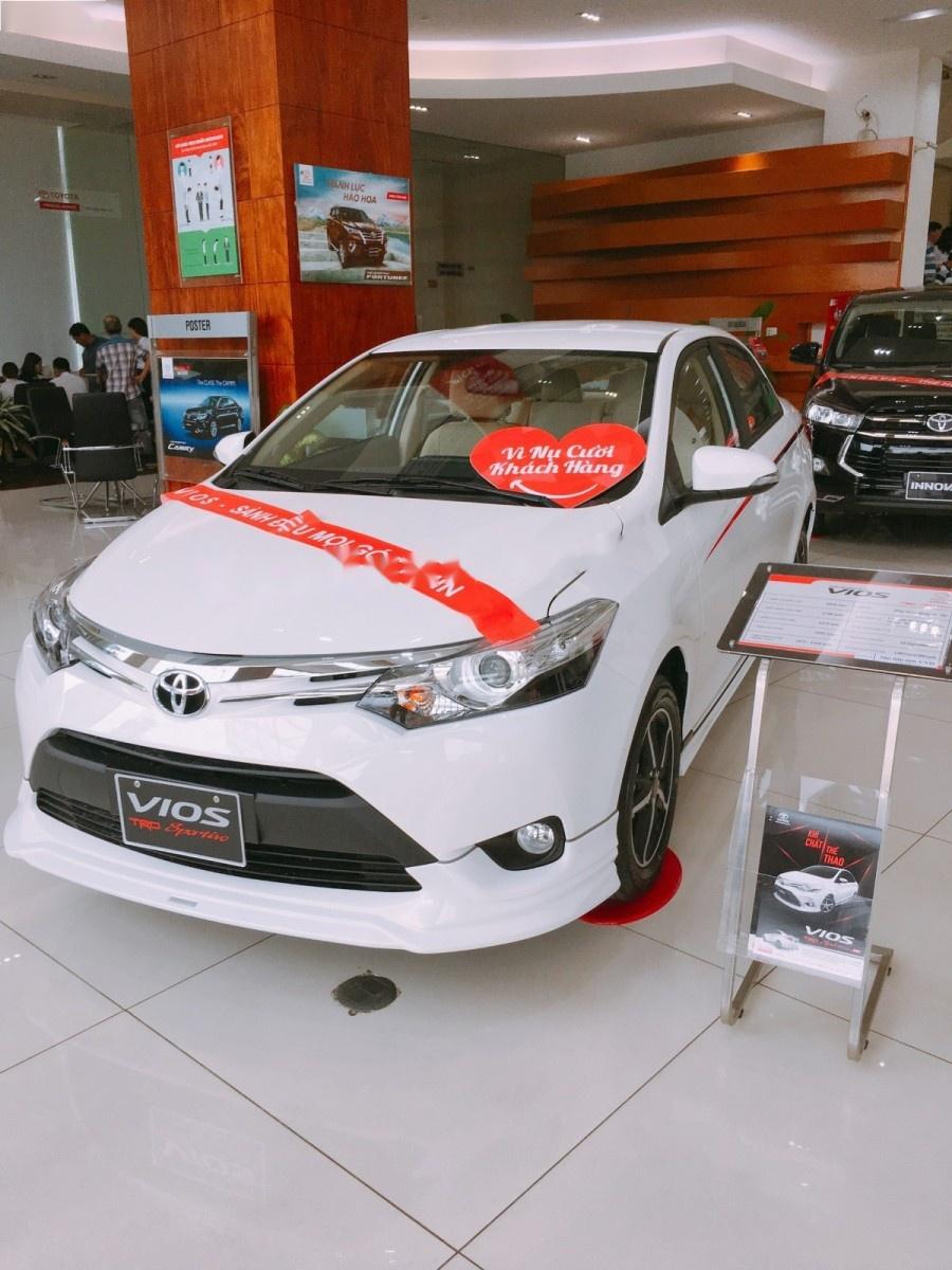 Toyota Vios 1.5 TRD 2017 - Bán ô tô Toyota Vios 1.5 TRD sản xuất 2017, màu trắng, 586 triệu
