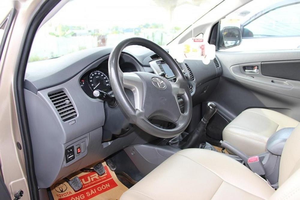 Toyota Innova 2.0E 2013 - Cần bán gấp Toyota Innova 2.0E đời 2013, màu nâu, giá tốt