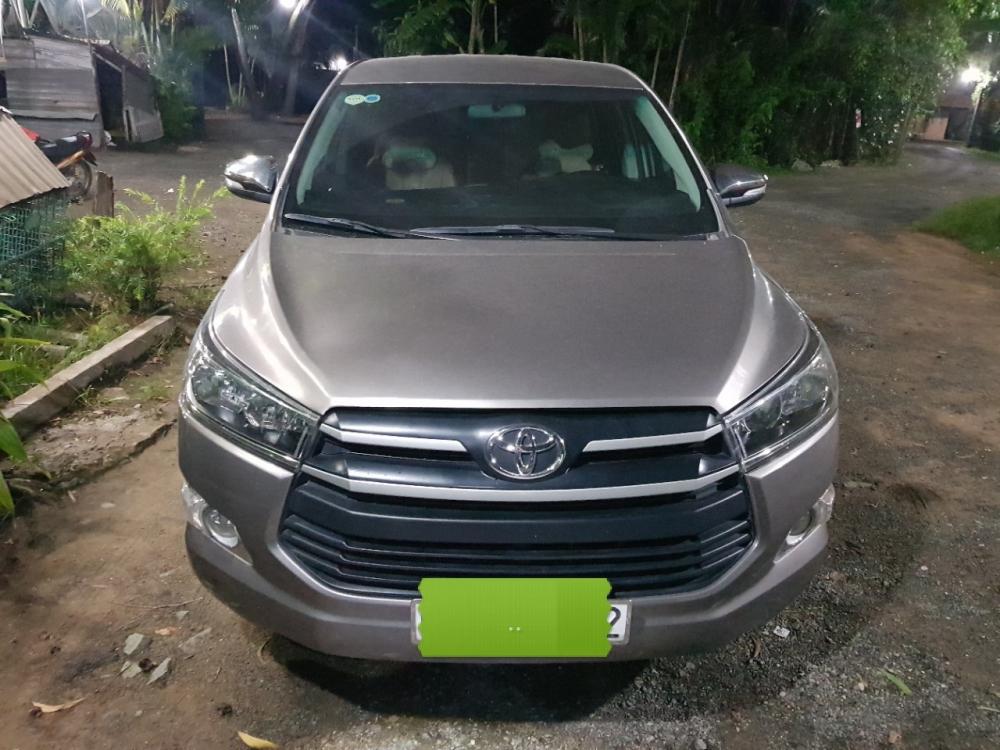 Toyota Innova 2.0E MT 2017 - Bán Toyotaa Innova 2.0E MT năm sản xuất 2017, màu nâu