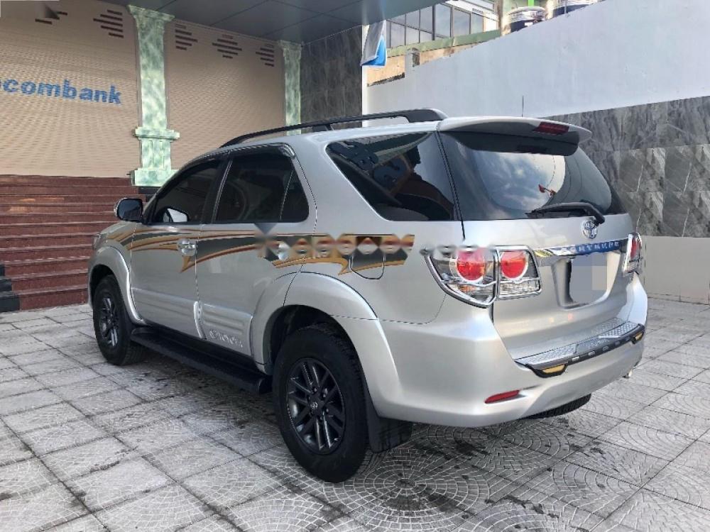 Toyota Fortuner 2.7V 4x4 AT 2015 - Bán Toyota Fortuner 2.7V 4x4 AT sản xuất năm 2015, màu bạc xe gia đình, giá 800tr