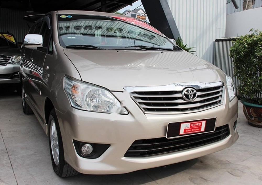 Toyota Innova 2.0E 2013 - Cần bán gấp Toyota Innova 2.0E đời 2013, màu nâu, giá tốt