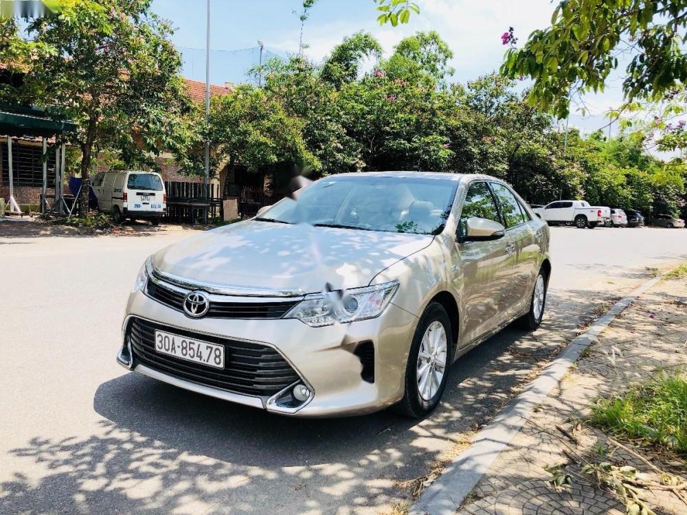 Toyota Camry 2.0E 2015 - Cần bán xe Toyota Camry 2.0E năm 2015 như mới, giá 885tr