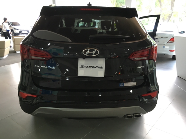 Hyundai Santa Fe 2.2 AT 4wD  2018 - Cần bán xe Hyundai Santa Fe 2.2 AT 4WD đời 2018, màu đen