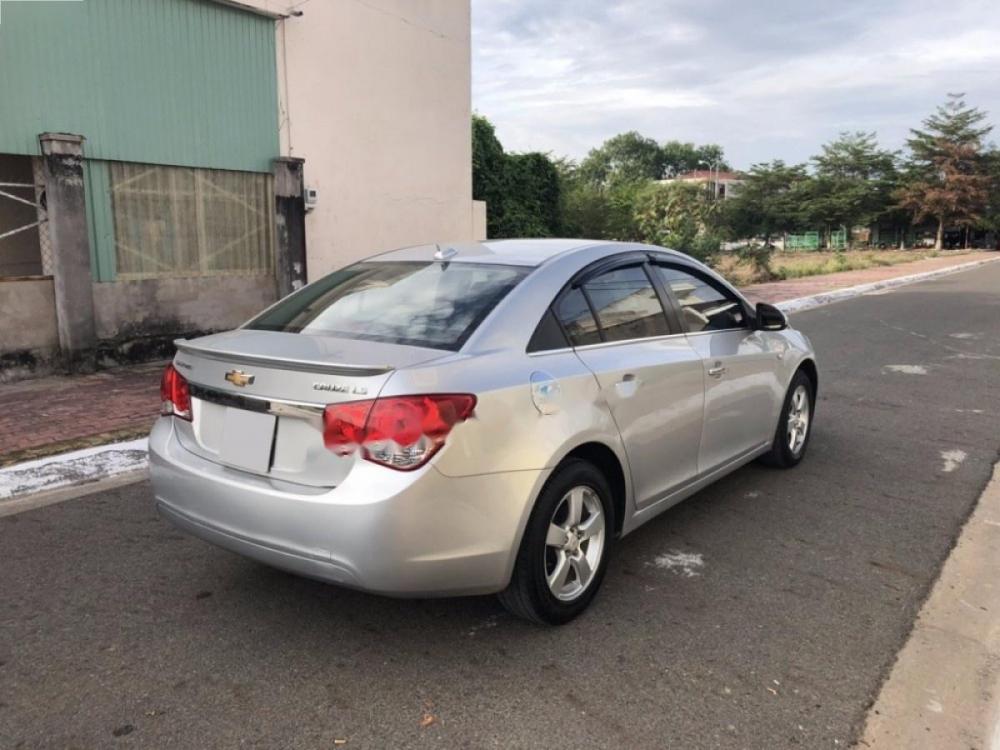 Chevrolet Cruze LS 1.6 MT 2012 - Cần bán xe Chevrolet Cruze LS 1.6 MT đời 2012, màu bạc, giá chỉ 328 triệu