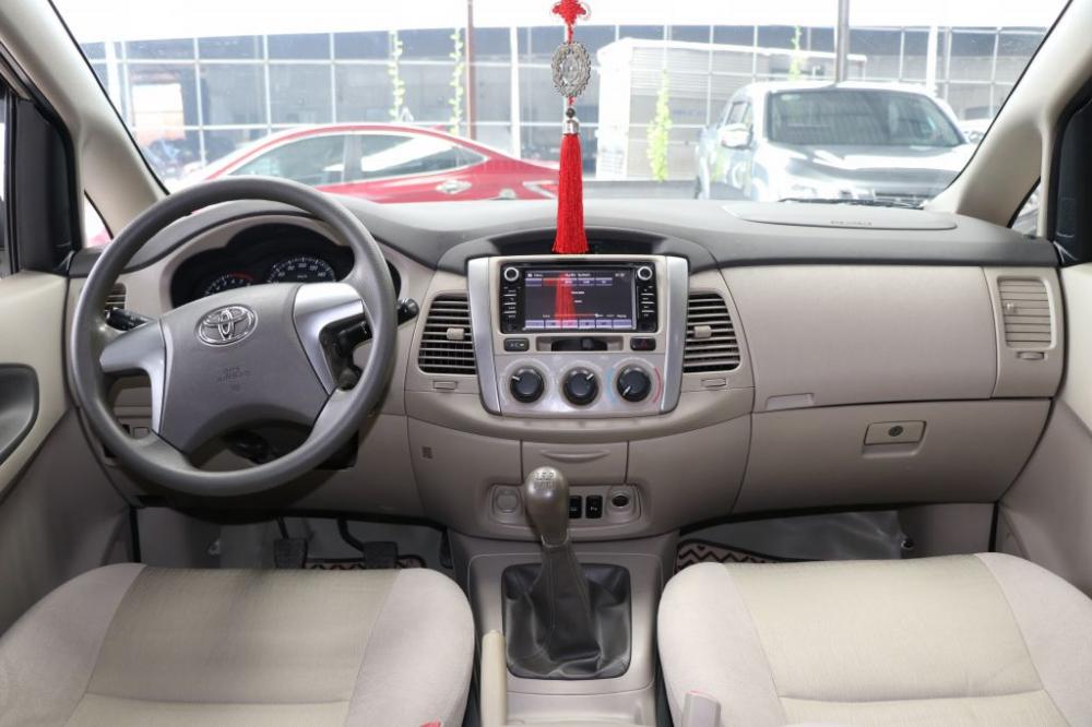 Toyota Innova E 2.0MT 2014 - Cần bán xe Toyota Innova E 2.0MT sản xuất 2014, màu vàng