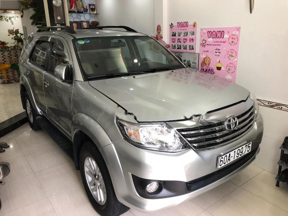 Toyota Fortuner 2.7V 4x2 AT 2015 - Cần bán gấp Toyota Fortuner 2.7V 4x2 AT 2015, màu bạc chính chủ