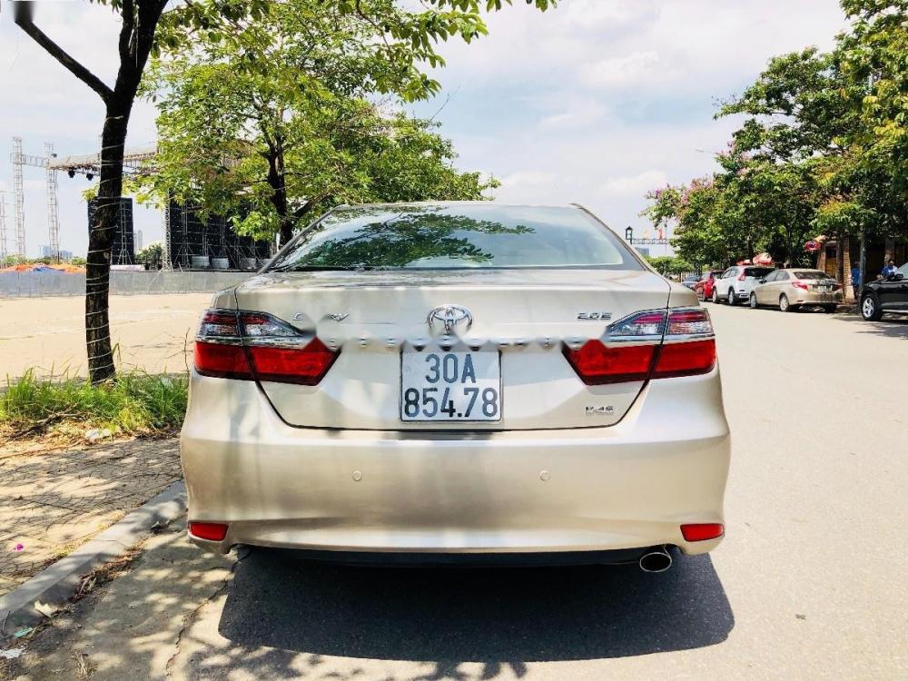 Toyota Camry 2.0E 2015 - Cần bán xe Toyota Camry 2.0E năm 2015 như mới, giá 885tr