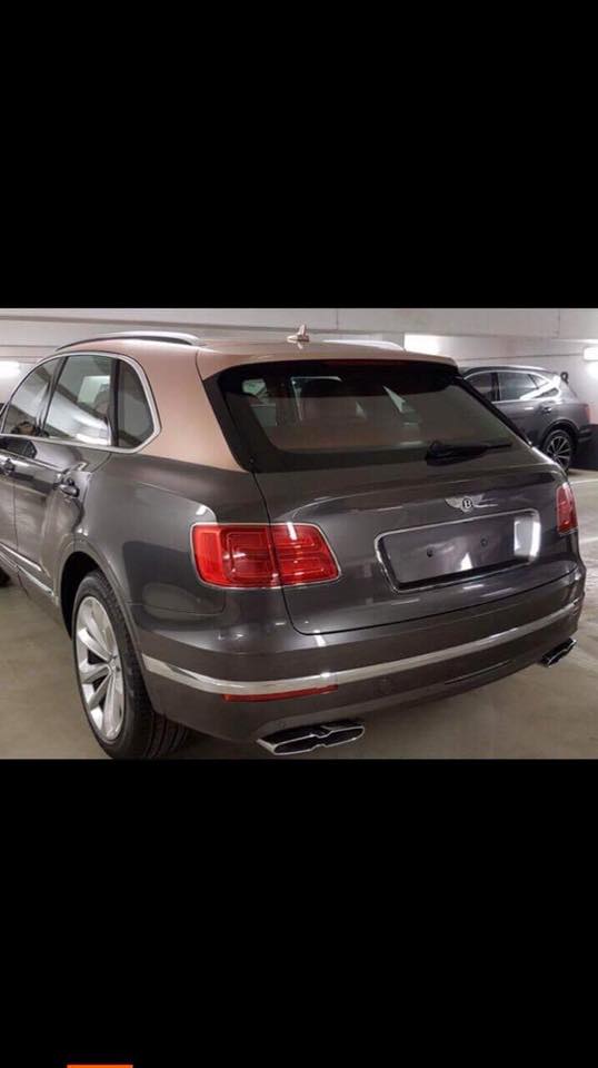 Bentley 4.0L 2018 - Bán xe Bentley Bentayga 4.0L sản xuất năm 2018, màu xám (ghi), xe nhập Mỹ