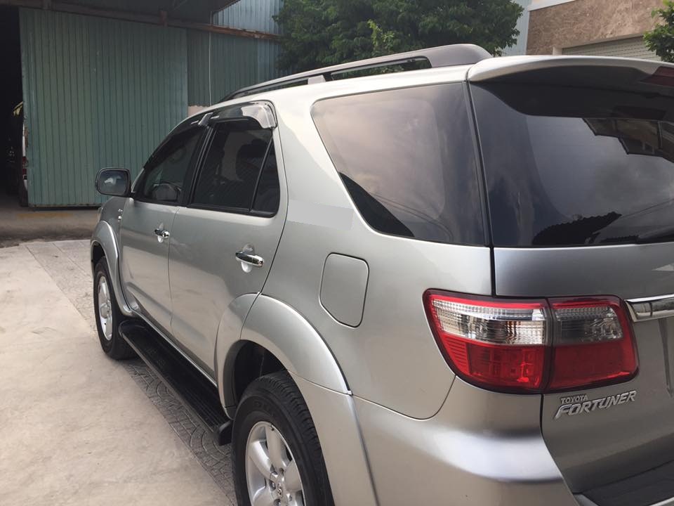 Toyota Fortuner g 2011 - Nhà tôi cần bán xe Fortuner G 2011, máy dầu, màu bạc, xe đi kỹ và giữ gìn