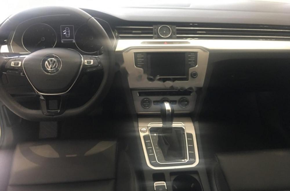 Volkswagen Passat 1.8 Bluemotion 2017 - Bán xe Volkswagen Passat 1.8 Bluemotion sản xuất năm 2017, màu trắng, xe nhập