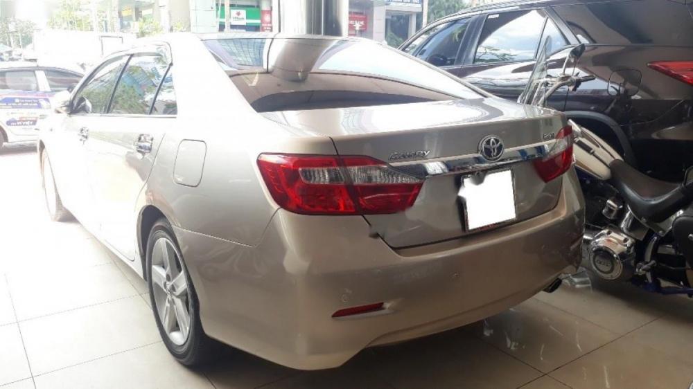 Toyota Camry 2.5Q 2013 - Bán ô tô Toyota Camry 2.5Q đời 2013, màu vàng chính chủ, giá tốt