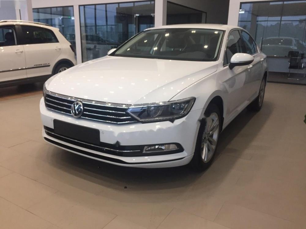 Volkswagen Passat 1.8 Bluemotion 2017 - Bán xe Volkswagen Passat 1.8 Bluemotion sản xuất năm 2017, màu trắng, xe nhập