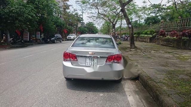 Chevrolet Cruze 2010 - Bán Chevrolet Cruze sản xuất năm 2010, màu bạc số sàn, giá 315tr