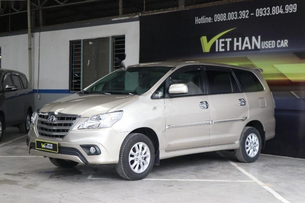 Toyota Innova 2.0E 2014 - Cần bán lại xe Toyota Innova E 2.0MT sản xuất 2014, màu vàng