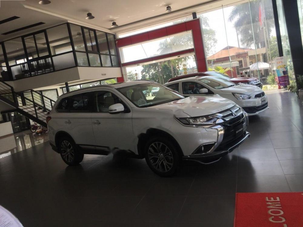 Mitsubishi Stavic 2.4 CVT Premium 2018 - Cần bán Mitsubishi Outlander 2.4 CVT Premium sản xuất năm 2018, màu trắng