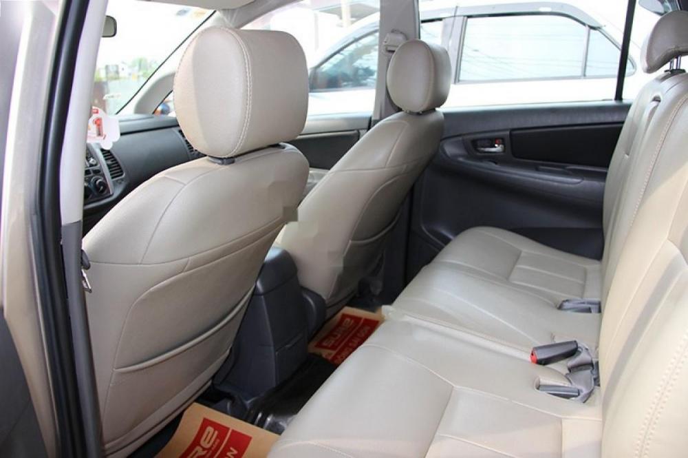 Toyota Innova 2.0E 2013 - Cần bán gấp Toyota Innova 2.0E đời 2013, màu nâu, giá tốt