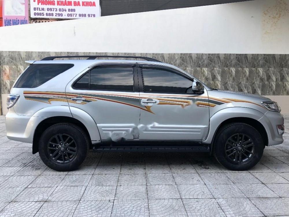 Toyota Fortuner 2.7V 4x4 AT 2015 - Bán Toyota Fortuner 2.7V 4x4 AT sản xuất năm 2015, màu bạc xe gia đình, giá 800tr