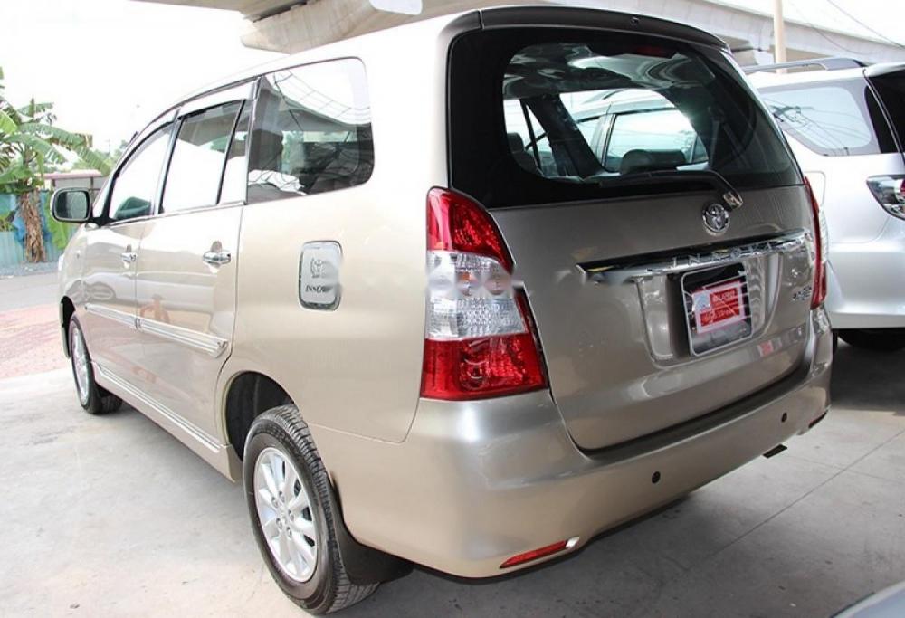 Toyota Innova 2.0E 2013 - Cần bán gấp Toyota Innova 2.0E đời 2013, màu nâu, giá tốt