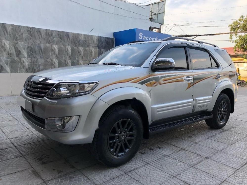 Toyota Fortuner 2.7V 4x4 AT 2015 - Bán Toyota Fortuner 2.7V 4x4 AT sản xuất năm 2015, màu bạc xe gia đình, giá 800tr