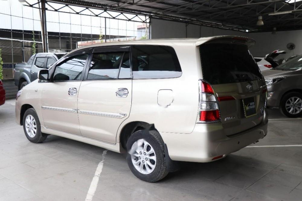 Toyota Innova 2.0E 2014 - Cần bán lại xe Toyota Innova E 2.0MT sản xuất 2014, màu vàng