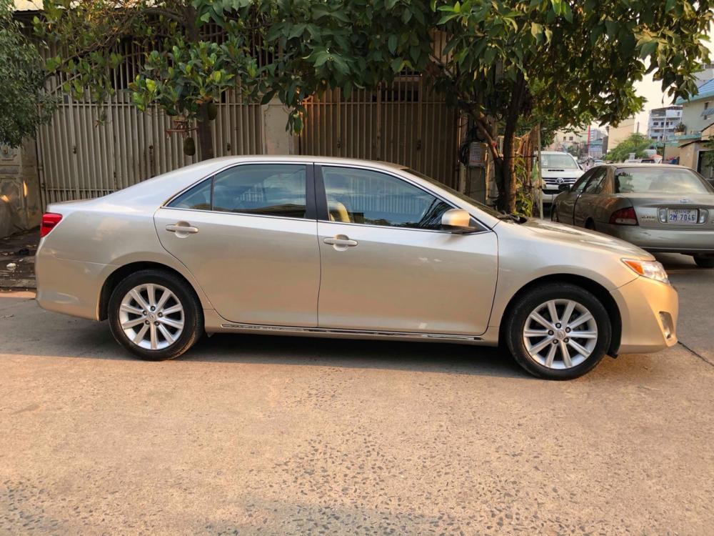 Toyota Camry XLE 2013 - Bán Toyota Camry XLE năm sản xuất 2013, màu vàng cát, xe nhập xăng điện 400tr