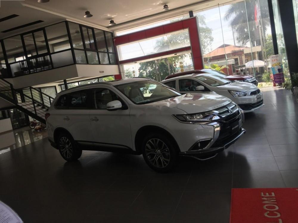 Mitsubishi Stavic 2.4 CVT Premium 2018 - Cần bán Mitsubishi Outlander 2.4 CVT Premium sản xuất năm 2018, màu trắng