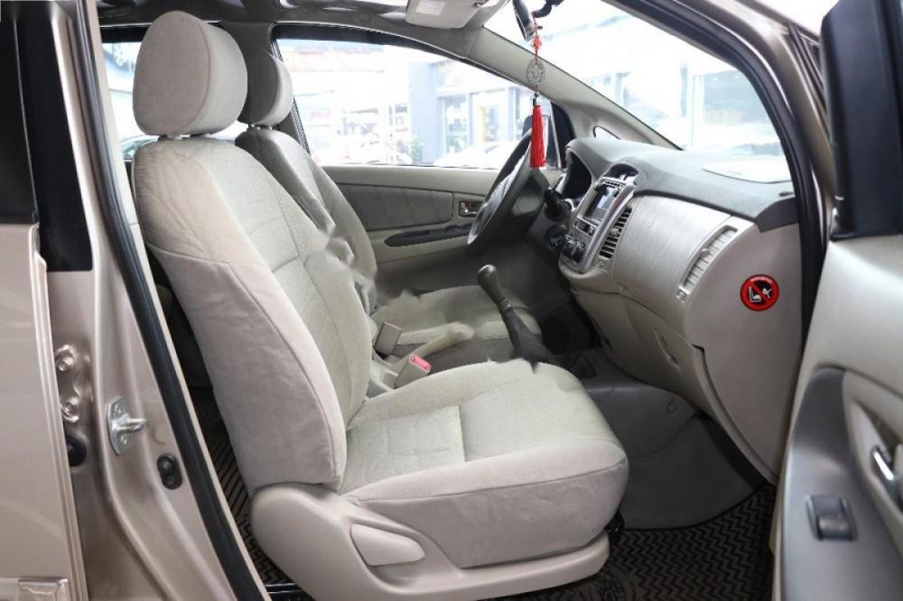 Toyota Innova 2.0E 2014 - Cần bán lại xe Toyota Innova E 2.0MT sản xuất 2014, màu vàng