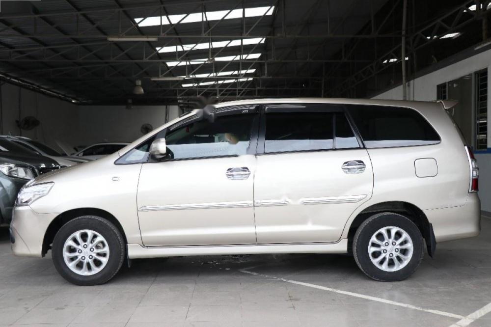 Toyota Innova 2.0E 2014 - Cần bán lại xe Toyota Innova E 2.0MT sản xuất 2014, màu vàng