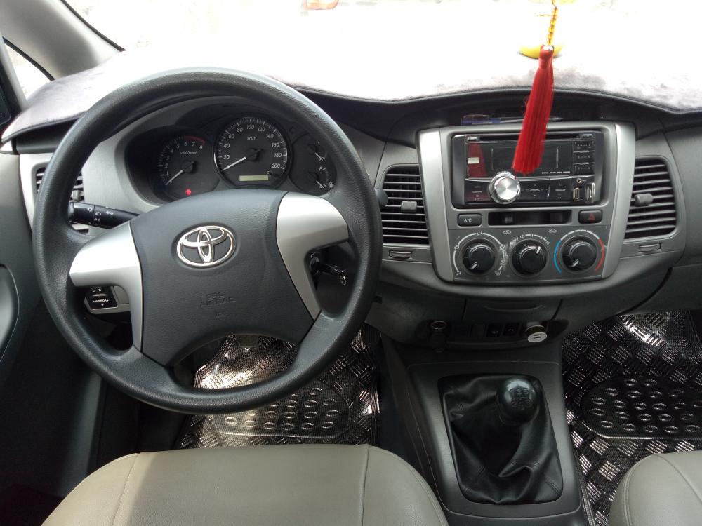 Toyota Innova 2013 - Bán ô tô Toyota Innova đời 2014, màu bạc, cá nhân