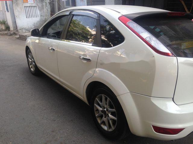 Ford Focus 2010 - Bán ô tô Ford Focus đời 2010, màu trắng xe gia đình