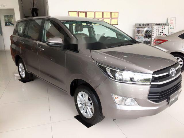 Toyota Innova   2.0E 2018 - Bán Toyota Innova 2.0E năm 2018, màu xám, giá chỉ 668 triệu