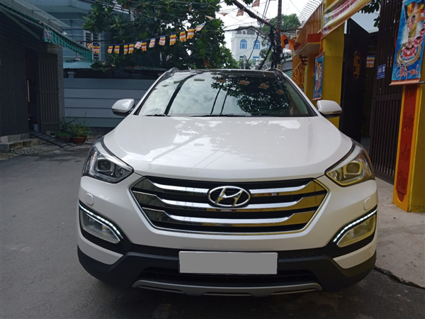 Hyundai Santa Fe 2017 - Cần bán xe Hyundai Santa Fe đời 2017, màu trắng, như mới