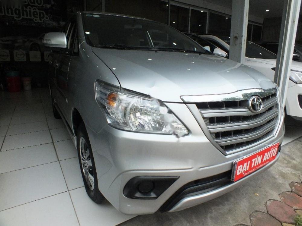 Toyota Innova 2.0E 2015 - Bán Toyota Innova 2.0E đời 2015, màu bạc số sàn