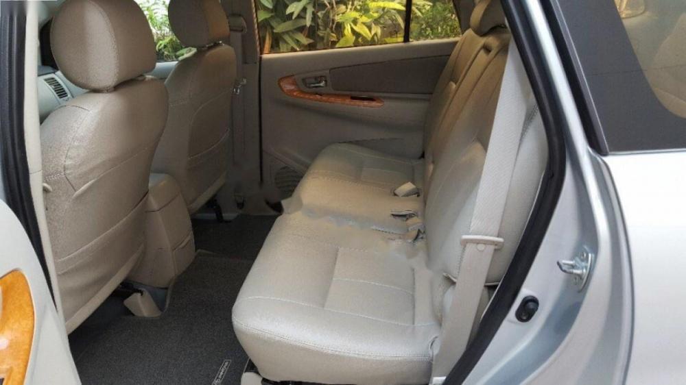 Toyota Innova G 2011 - Cần bán Toyota Innova G năm sản xuất 2011, màu bạc xe gia đình, 475tr