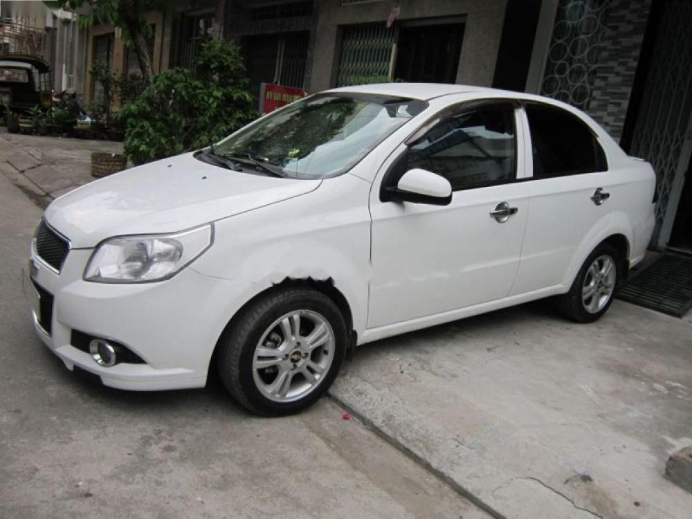 Chevrolet Aveo 2015 - Cần bán Chevrolet Aveo năm 2015, màu trắng còn mới, 308 triệu