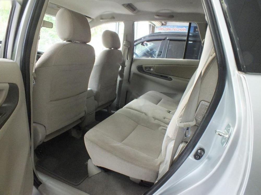 Toyota Innova 2.0E 2015 - Bán Toyota Innova 2.0E đời 2015, màu bạc số sàn