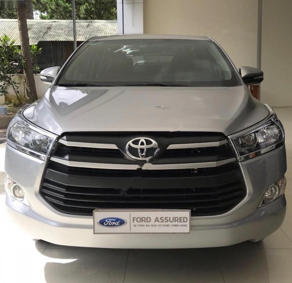 Toyota Innova 2.0E 2016 - Cần bán gấp Toyota Innova 2.0E đời 2016, màu bạc như mới, 695 triệu