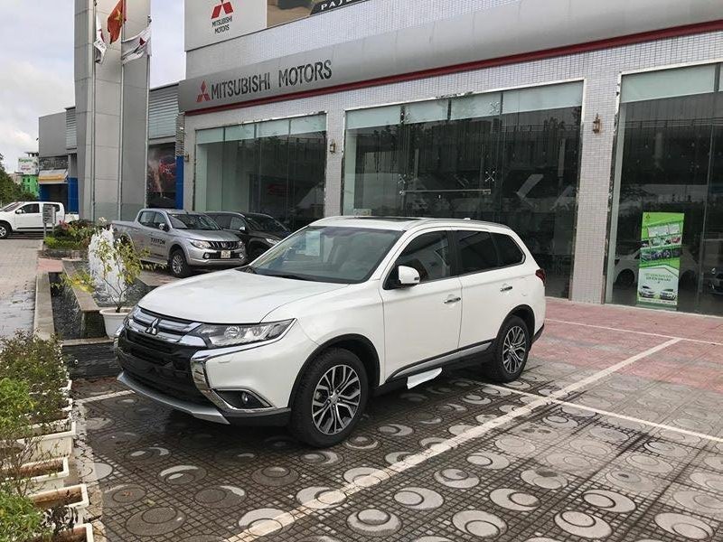 Mitsubishi Outlander 2.4 Premium 2018 - Bán Mitsubishi Outlander 2.4 CVT Premium đời 2018, màu trắng