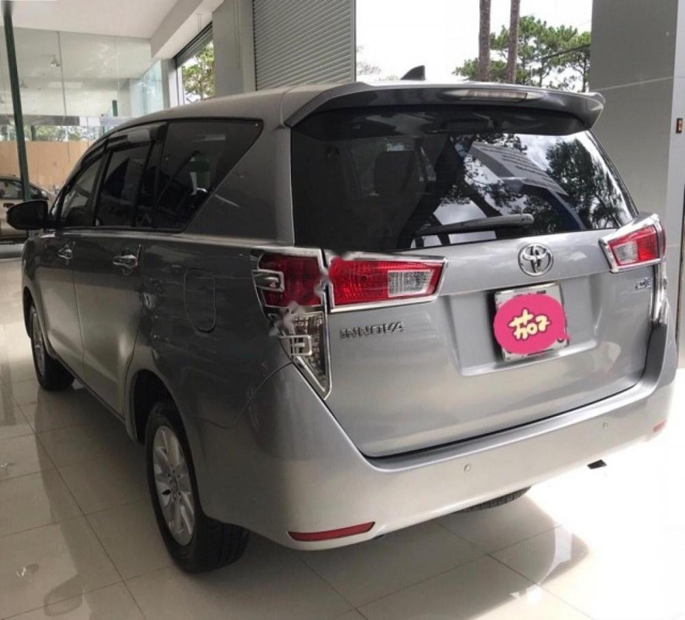 Toyota Innova 2.0E 2016 - Cần bán gấp Toyota Innova 2.0E đời 2016, màu bạc như mới, 695 triệu