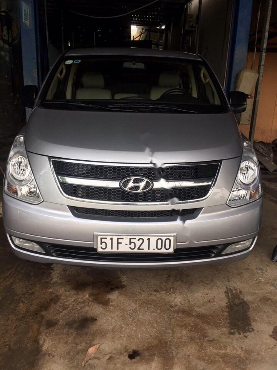 Hyundai Grand Starex 2.5 MT 2015 - Cần bán xe Hyundai Grand Starex 2.5 MT đời 2015, màu bạc, xe nhập còn mới