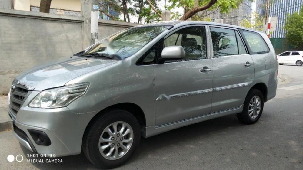 Toyota Innova MT 2014 - Cần bán Toyota Innova MT sản xuất năm 2014, màu bạc, nhập khẩu chính chủ