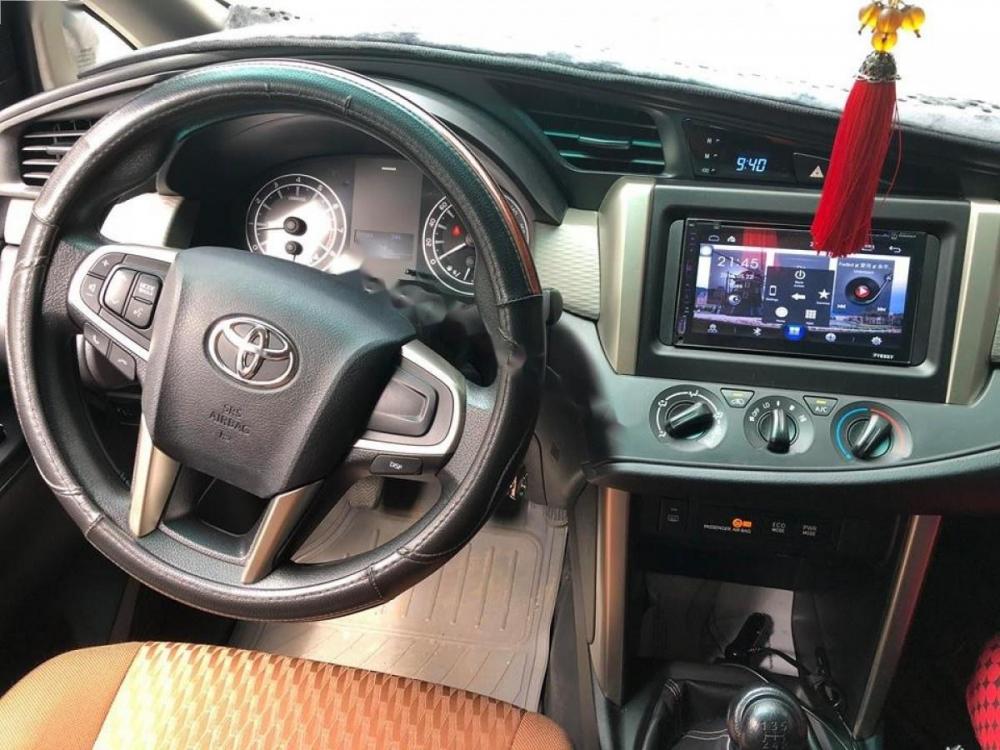 Toyota Innova 2.0E 2017 - Bán Toyota Innova 2.0E 2017, màu bạc số sàn, 710 triệu